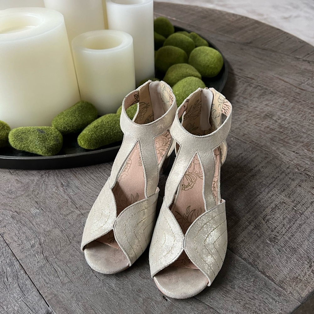 Joyfolie Cream Kids Dress Shoes Youth 3 Gold Heels